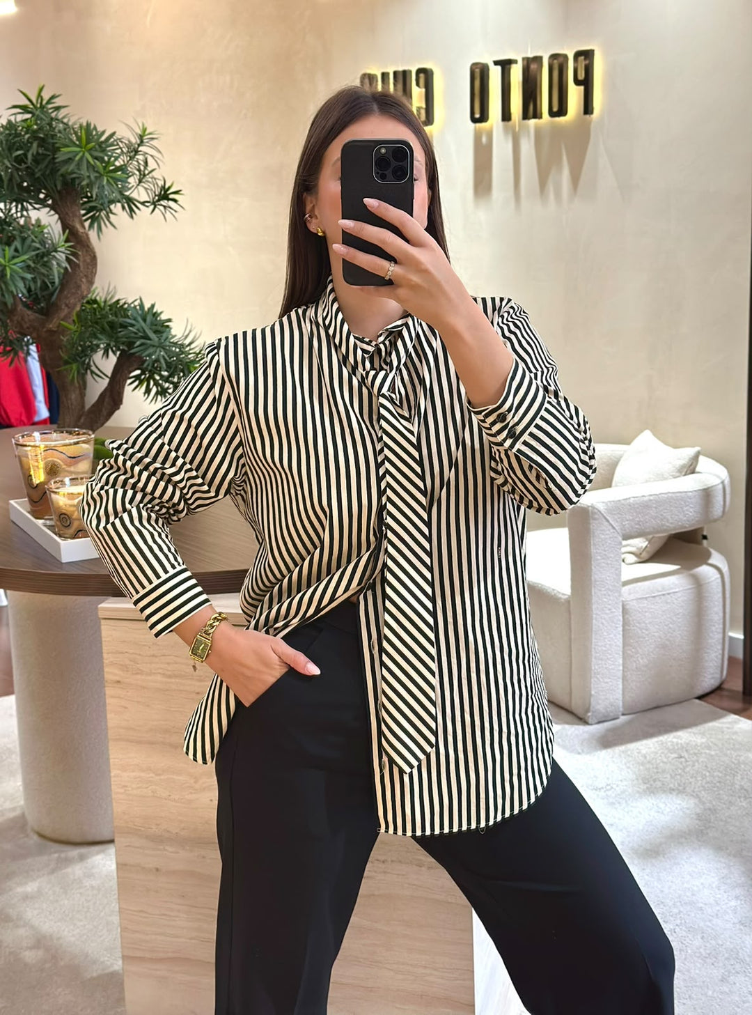 CAMISA CREME ÀS RISCAS PRETAS COM GRAVATA LANÇA PERFUME