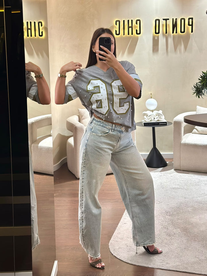 T-SHIRT CINZA COM DECOTE EM V E ESTAMPADO 96 COM APLICAÇÕES DIXIE