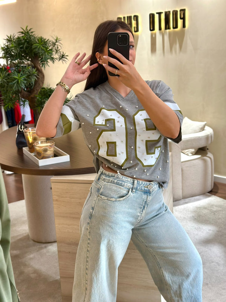 T-SHIRT CINZA COM DECOTE EM V E ESTAMPADO 96 COM APLICAÇÕES DIXIE