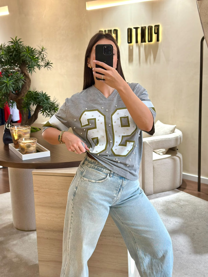 T-SHIRT CINZA COM DECOTE EM V E ESTAMPADO 96 COM APLICAÇÕES DIXIE