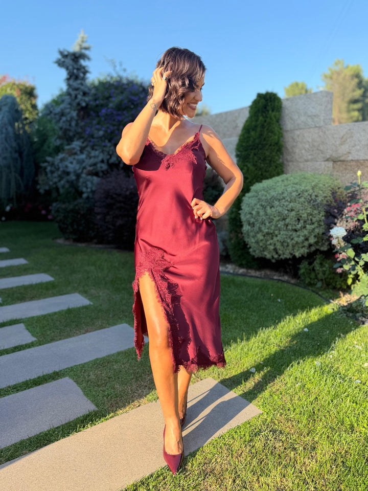 VESTIDO MIDI BORDÔ ACETINADO COM RENDA E ALÇAS FINAS PONTO CHIC