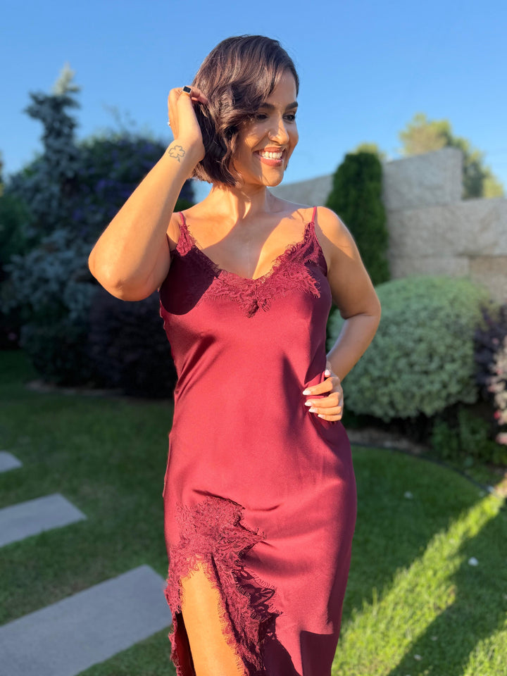 VESTIDO MIDI BORDÔ ACETINADO COM RENDA E ALÇAS FINAS PONTO CHIC
