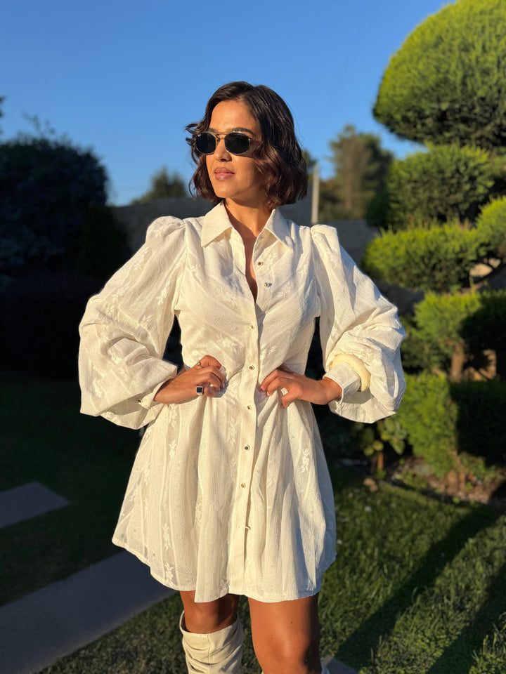 VESTIDO BEGE CURTO EM RENDA FLORAL PONTO CHIC