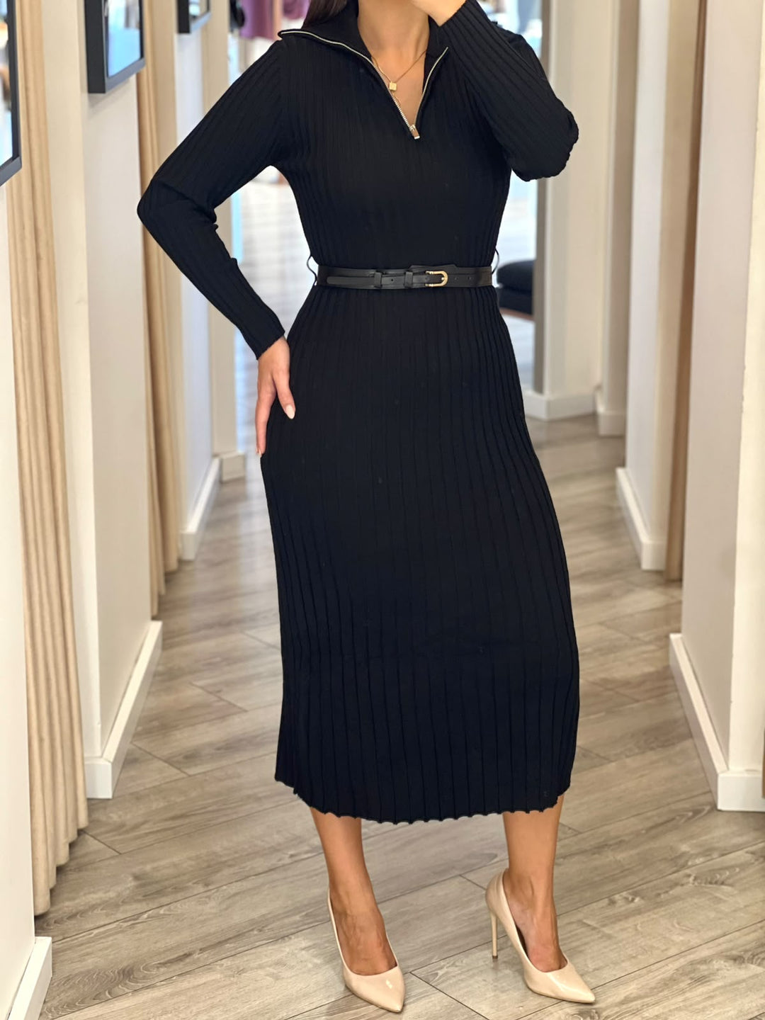 VESTIDO PRETO CANELADO COM GOLA ALTA E FECHO FRONTAL PONTO CHIC