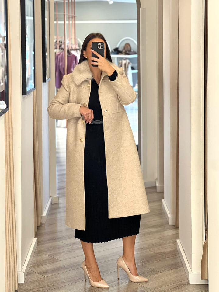 VESTIDO PRETO CANELADO COM GOLA ALTA E FECHO FRONTAL PONTO CHIC