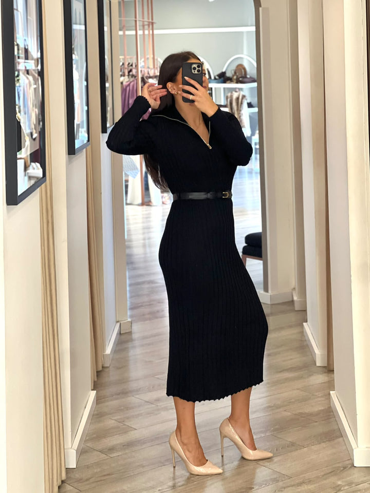 VESTIDO PRETO CANELADO COM GOLA ALTA E FECHO FRONTAL PONTO CHIC
