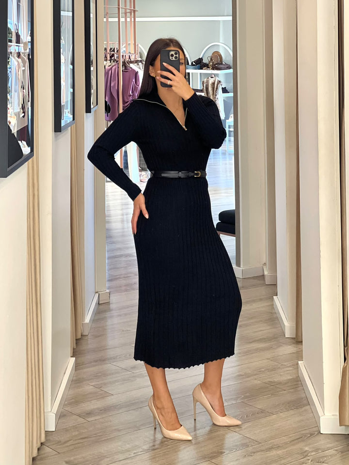 VESTIDO PRETO CANELADO COM GOLA ALTA E FECHO FRONTAL PONTO CHIC