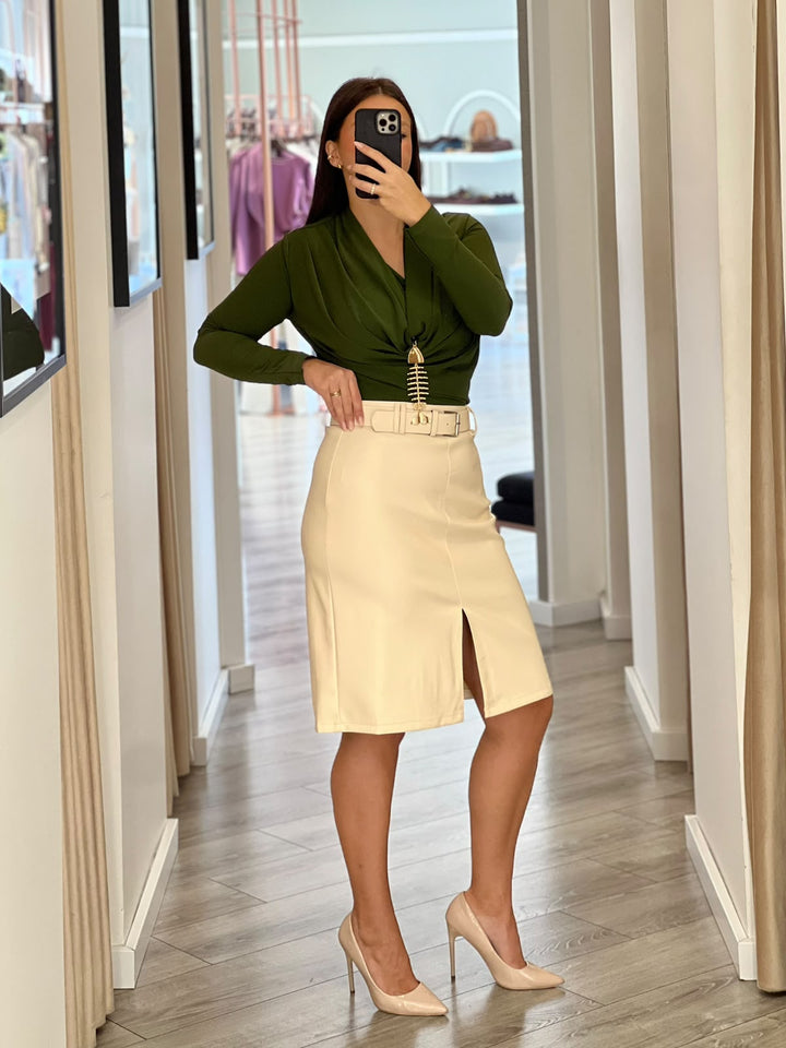 CAMISOLA VERDE COM DECOTE DRAPEADO E PENDENTE DOURADO PONTO CHIC