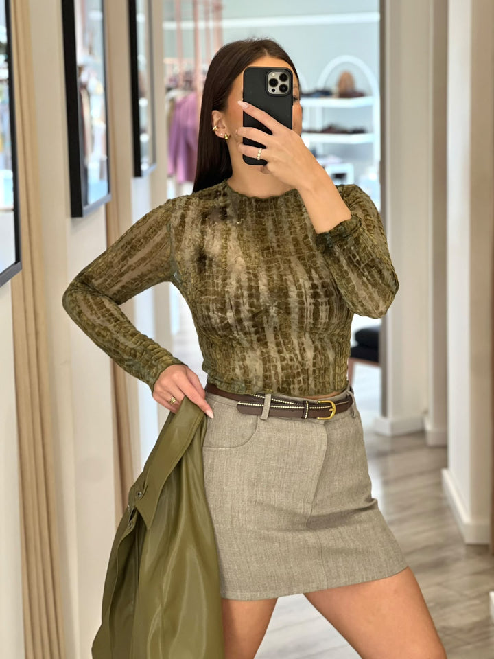 BLUSA VERDE COM PADRÃO TEXTURADO EM VELUDO PONTO CHIC