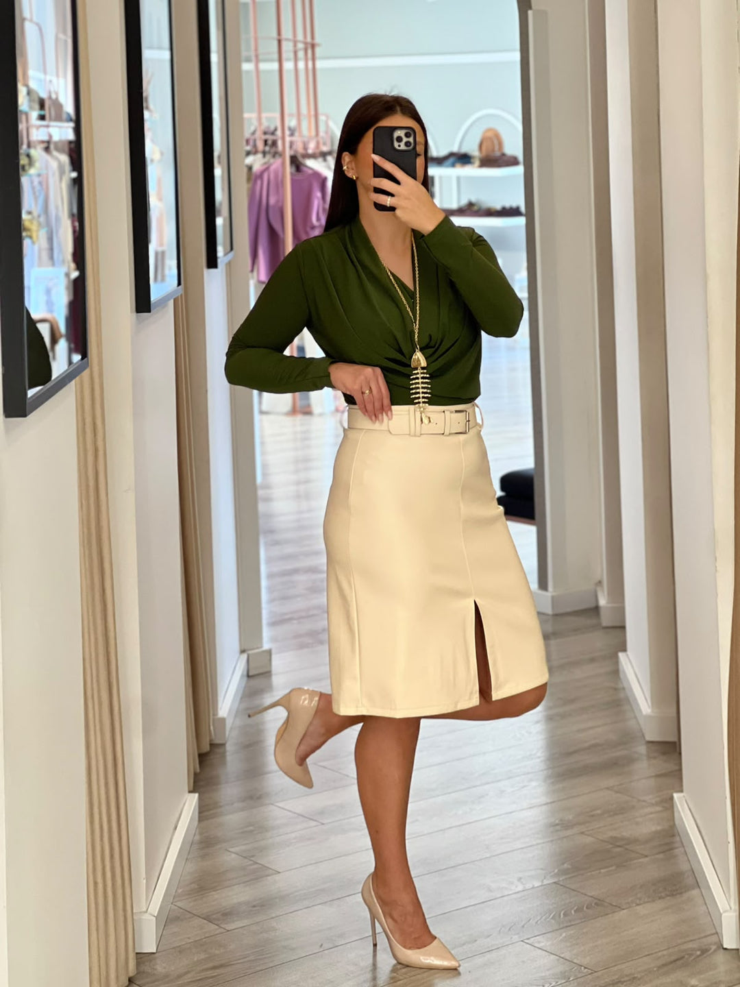 CAMISOLA VERDE COM DECOTE DRAPEADO E PENDENTE DOURADO PONTO CHIC