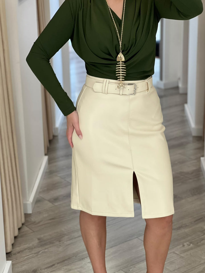 CAMISOLA VERDE COM DECOTE DRAPEADO E PENDENTE DOURADO PONTO CHIC