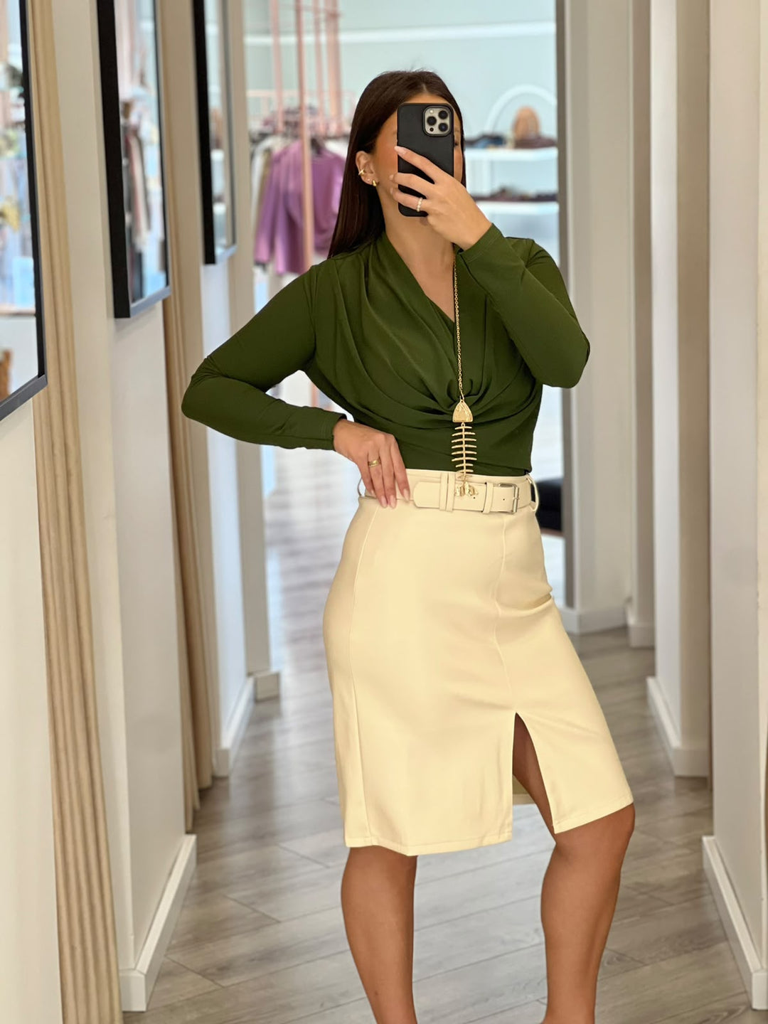CAMISOLA VERDE COM DECOTE DRAPEADO E PENDENTE DOURADO PONTO CHIC