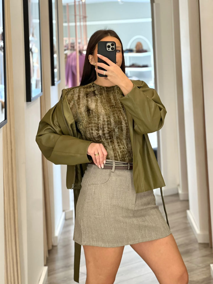 BLUSA VERDE COM PADRÃO TEXTURADO EM VELUDO PONTO CHIC
