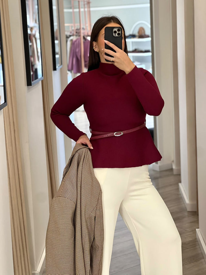 CAMISOLA BORDÔ DE MEIA GOLA COM CORTE EVASÉ E CINTO PONTO CHIC