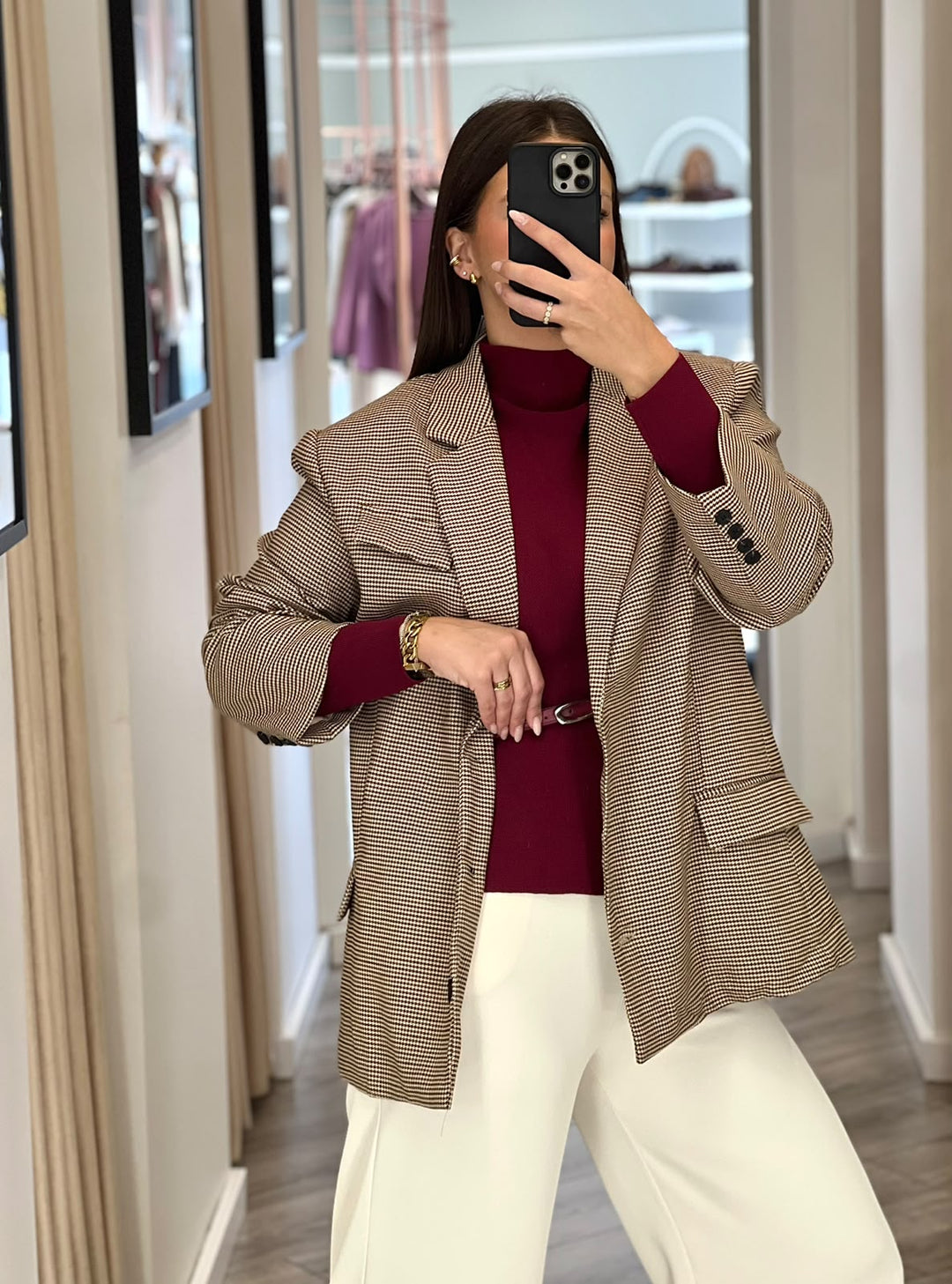 CAMISOLA BORDÔ DE MEIA GOLA COM CORTE EVASÉ E CINTO PONTO CHIC