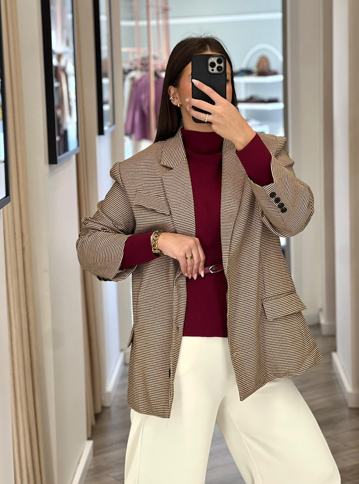 CAMISOLA BORDÔ DE MEIA GOLA COM CORTE EVASÉ E CINTO PONTO CHIC
