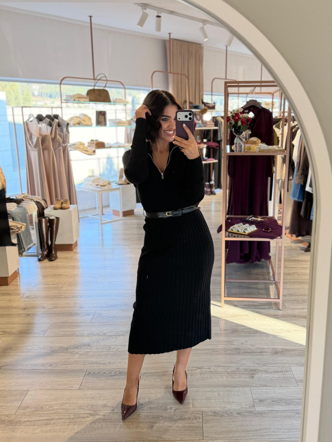 VESTIDO PRETO CANELADO COM GOLA ALTA E FECHO FRONTAL PONTO CHIC