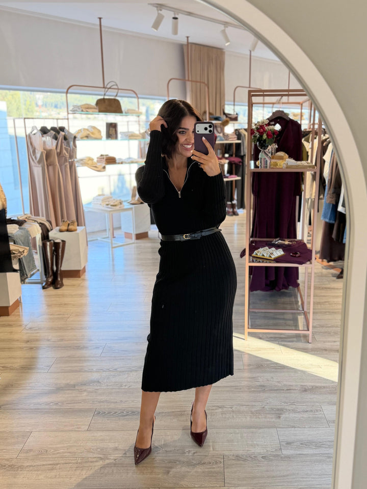 VESTIDO PRETO CANELADO COM GOLA ALTA E FECHO FRONTAL PONTO CHIC
