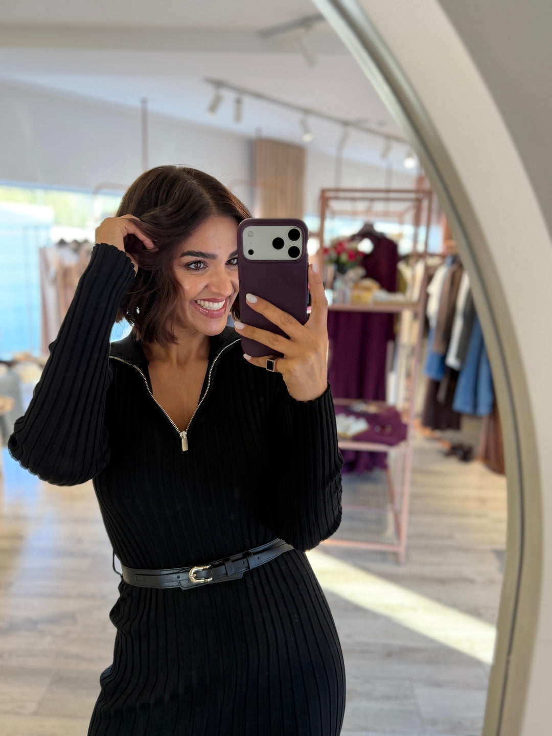 VESTIDO PRETO CANELADO COM GOLA ALTA E FECHO FRONTAL PONTO CHIC