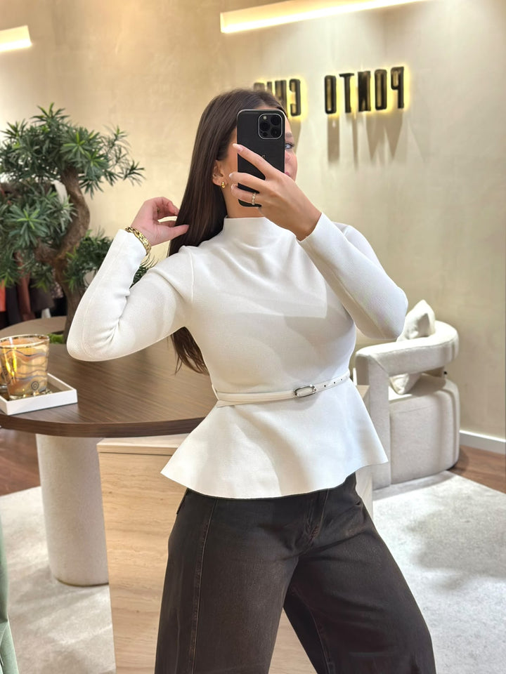 CAMISOLA BRANCA DE MEIA GOLA COM CORTE EVASÉ E CINTO PONTO CHIC