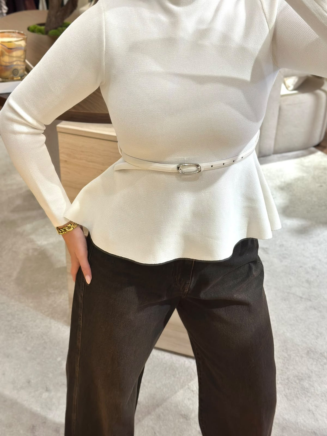CAMISOLA BRANCA DE MEIA GOLA COM CORTE EVASÉ E CINTO PONTO CHIC
