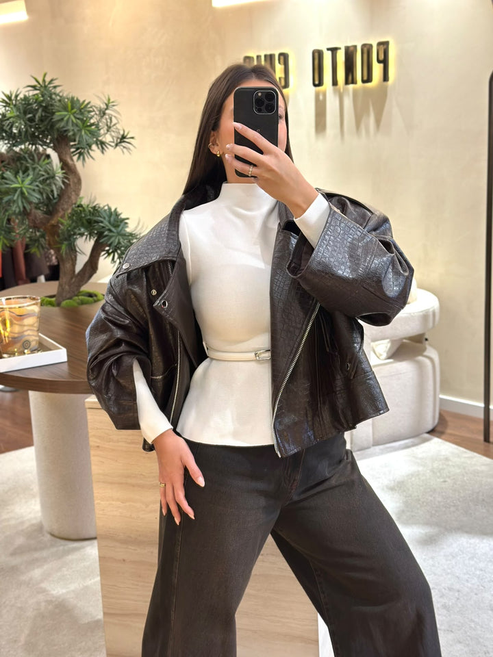 CAMISOLA BRANCA DE MEIA GOLA COM CORTE EVASÉ E CINTO PONTO CHIC