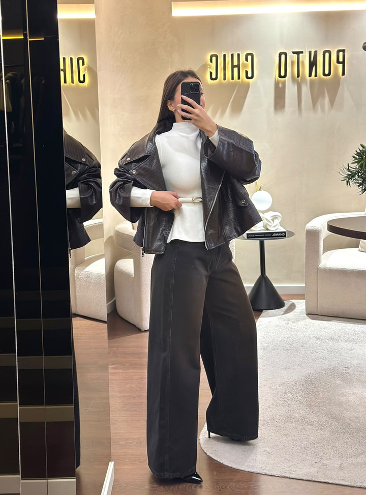 CAMISOLA BRANCA DE MEIA GOLA COM CORTE EVASÉ E CINTO PONTO CHIC