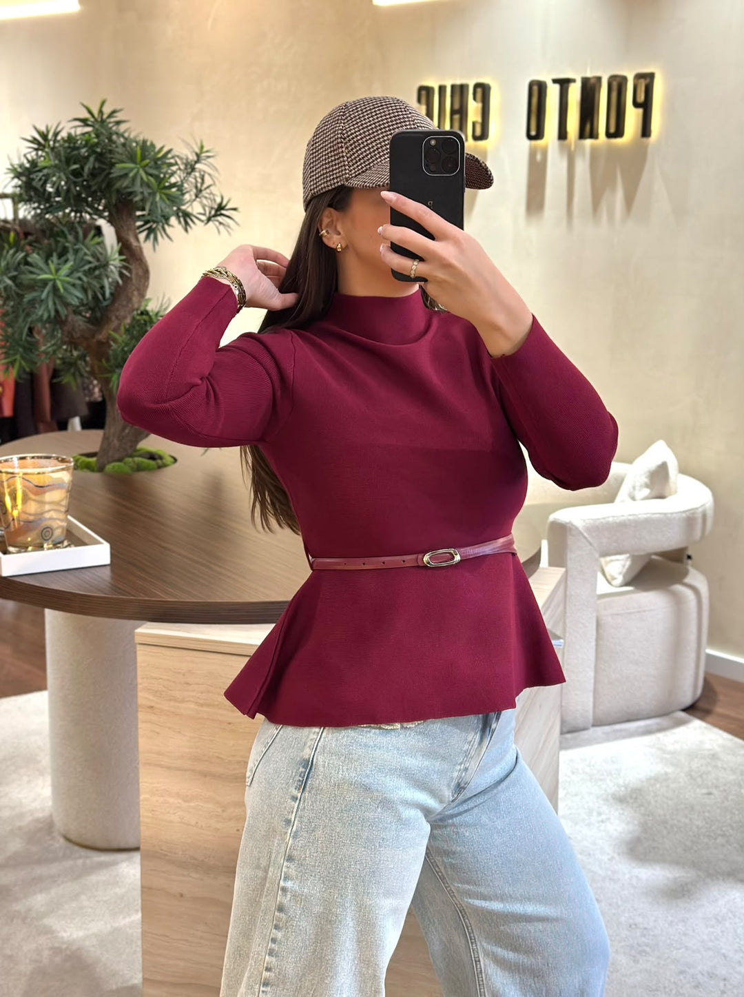 CAMISOLA BORDÔ DE MEIA GOLA COM CORTE EVASÉ E CINTO PONTO CHIC