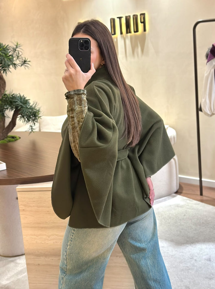 CAPA VERDE COM GOLA SUBIDA E CINTO PONTO CHIC