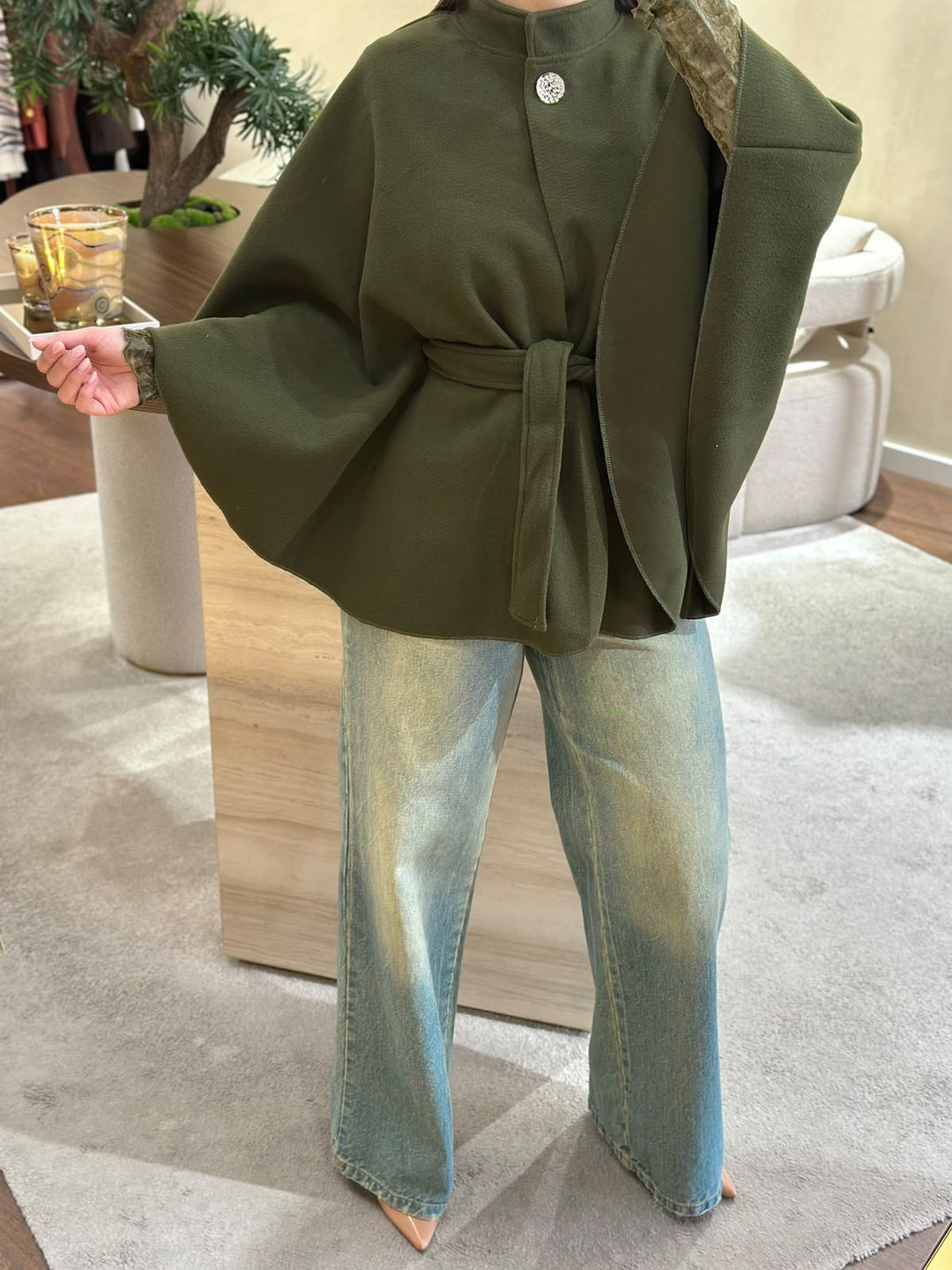 CAPA VERDE COM GOLA SUBIDA E CINTO PONTO CHIC