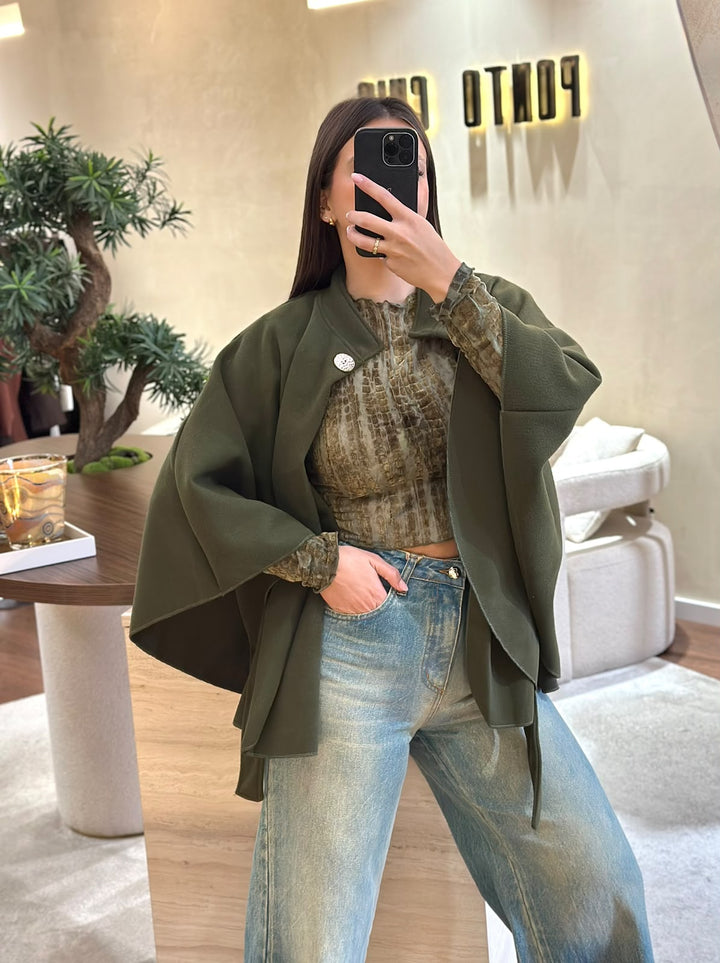 CAPA VERDE COM GOLA SUBIDA E CINTO PONTO CHIC