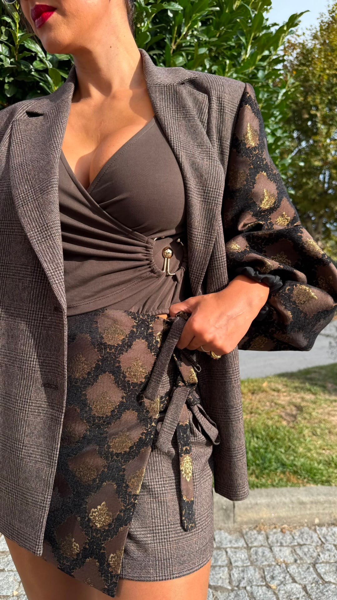 SAIA MINI CASTANHA EM JACQUARD DOURADO E XADREZ COM LAÇO IMPERIAL