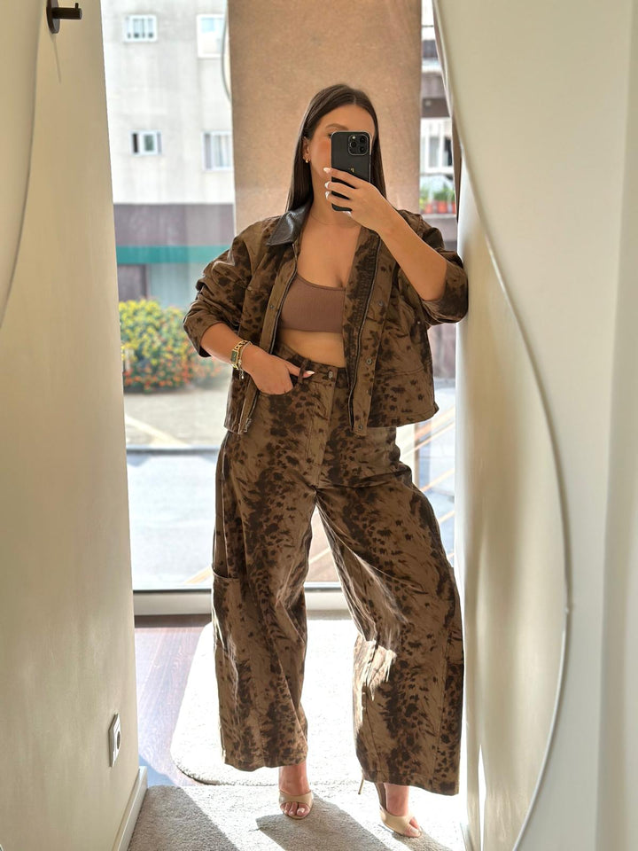 CALÇAS TIE-DYE COM BOLSOS PONTO CHIC