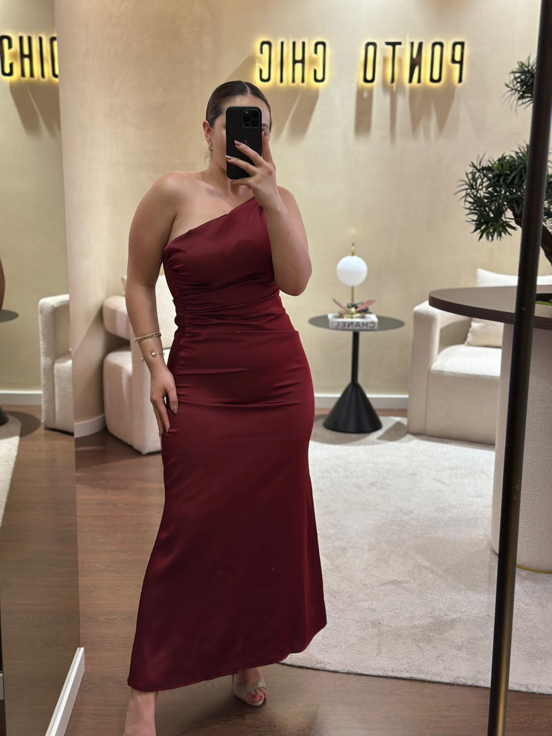 VESTIDO BORDO SÓ DE UM OMBRO PONTO CHIC