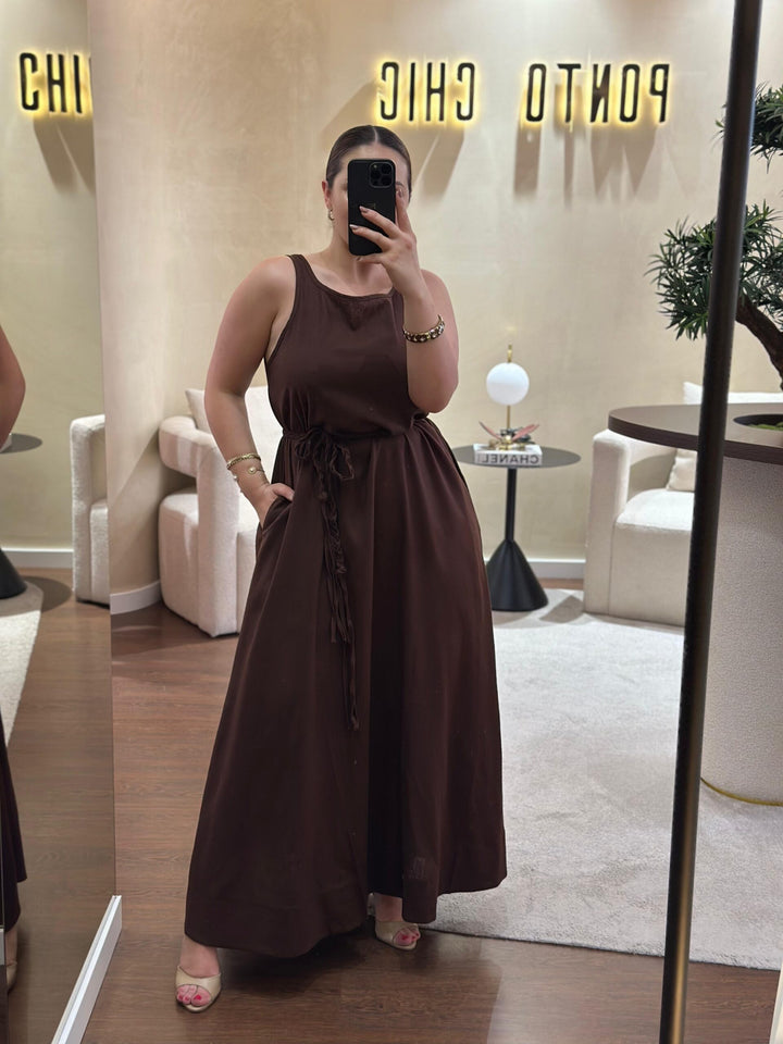 VESTIDO CASTANHO COMPRIDO FLUÍDO PONTO CHIC