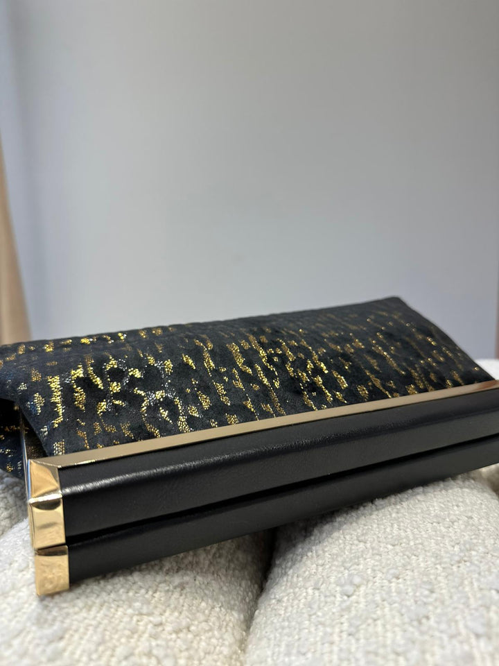 MALA CLUTCH PRETA COM DETALHE DOURADO PONTO CHIC