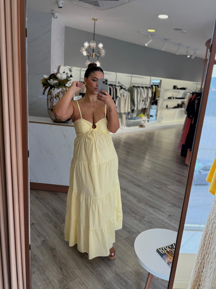 VESTIDO AMARELO FLUÍDO COM FOLHOS PONTO CHIC