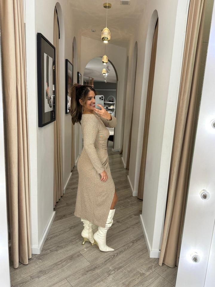 VESTIDO BEGE COM FIVELA DOURADA PONTO CHIC