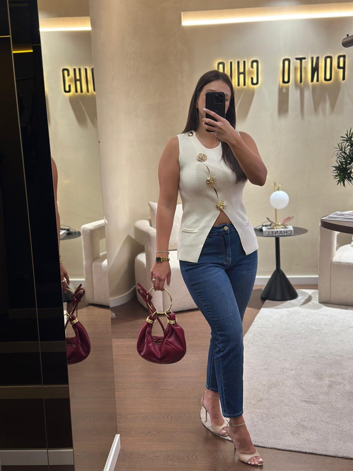 COLETE EM MALHA BRANCO COM BOTÕES DOURADOS PONTO CHIC