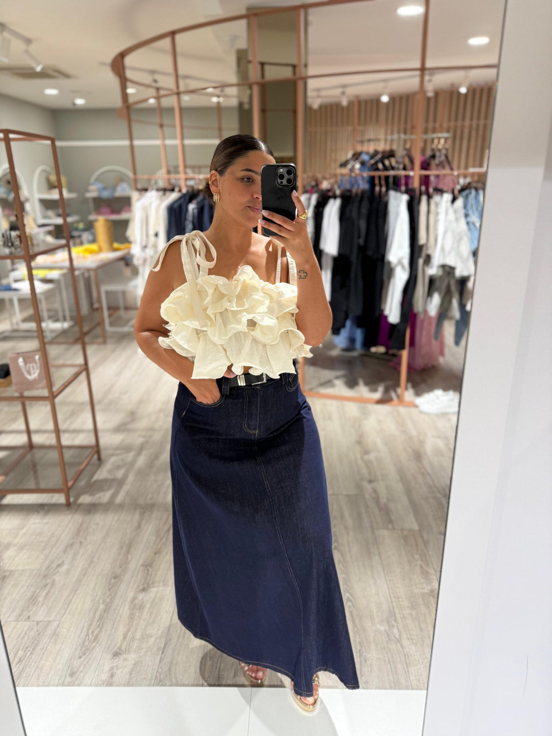 TOP BEGE COM FOLHOS NA FRENTE PONTO CHIC