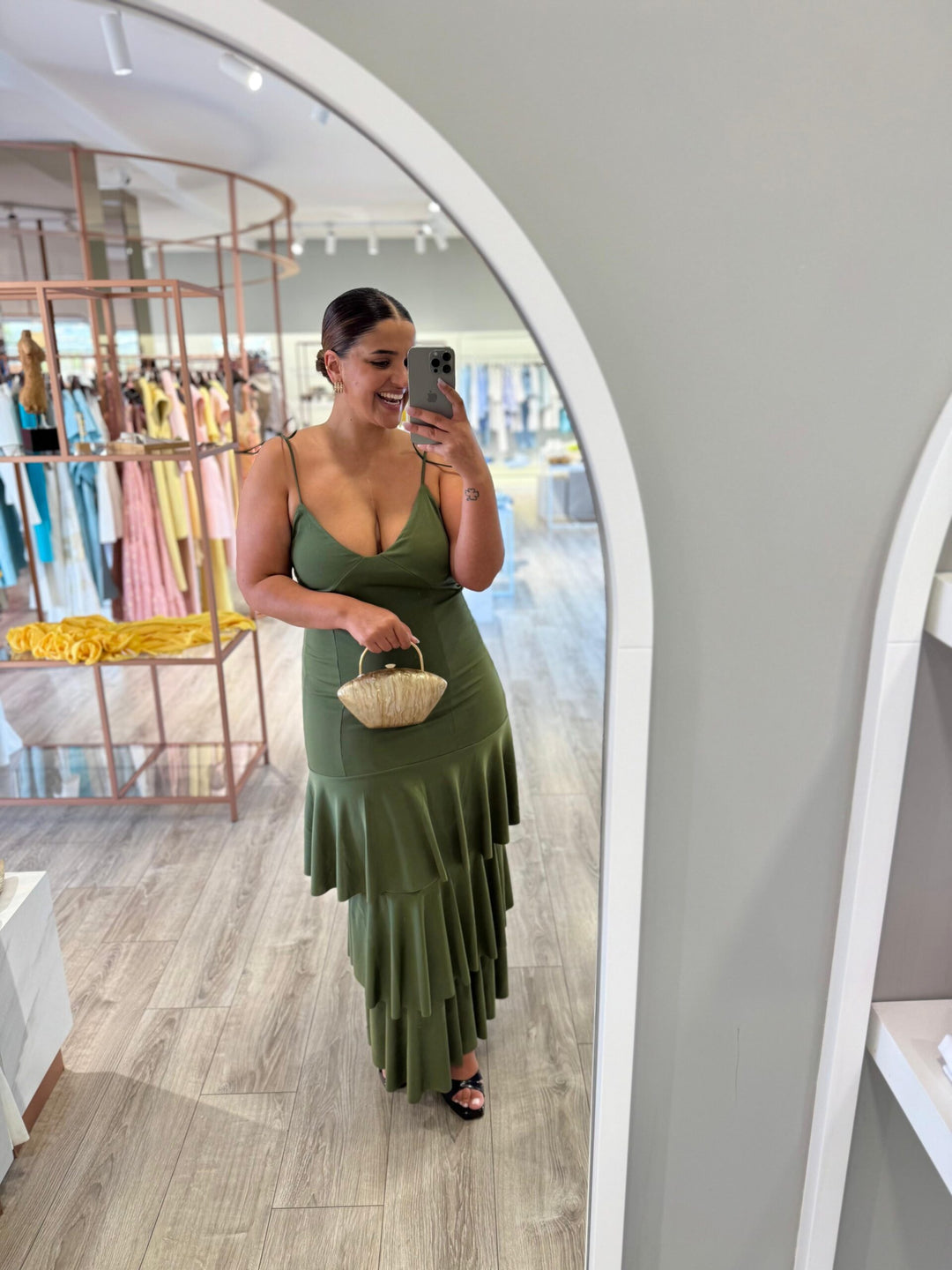 VESTIDO COMPRIDO KAKI COM FOLHOS PONTO CHIC