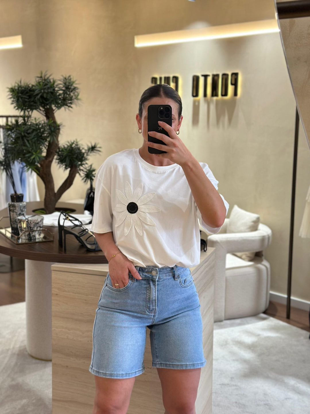 T-SHIRT BRANCA COM FLOR NA FRENTE PONTO CHIC
