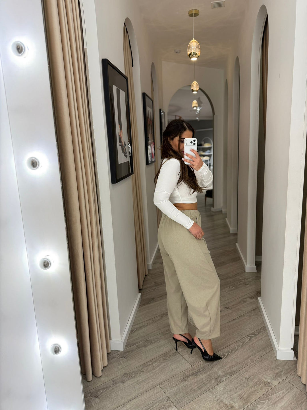 CALÇA FLUIDA TEXTURADA BEGE PONTO CHIC