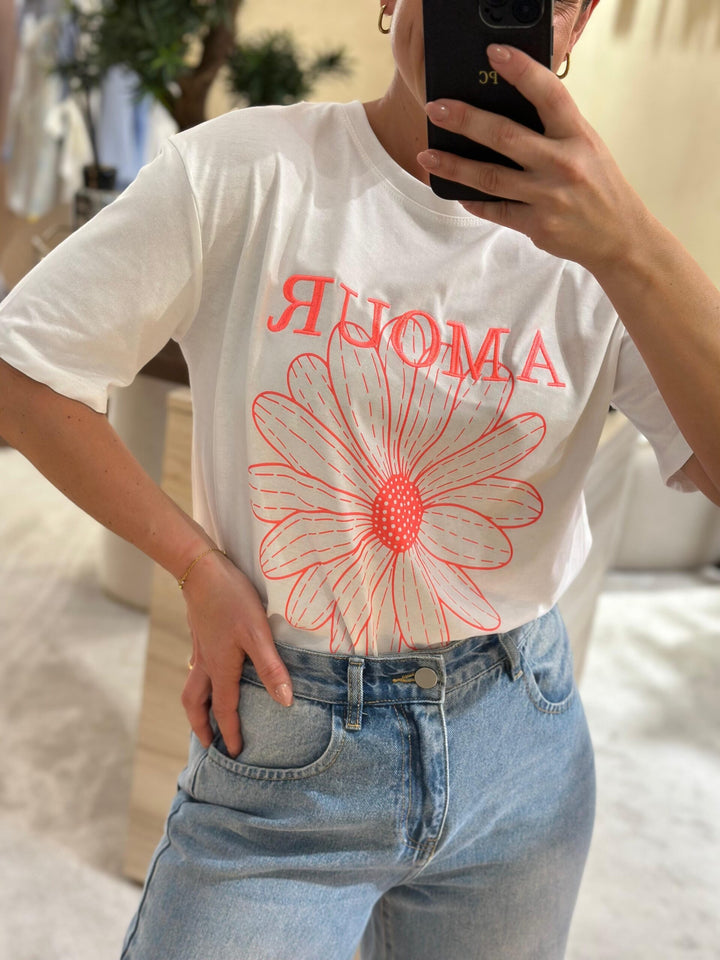 T-SHIRT BRANCA COM ESTAMPADO AMOUR PONTO CHIC