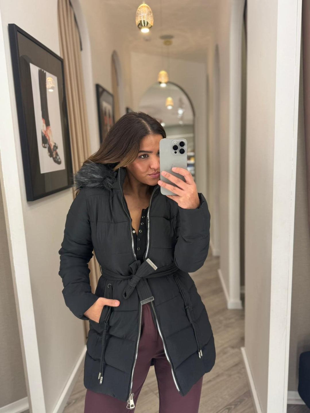 CASACO ACOLCHOADO PRETO COM CINTO PONTO CHIC
