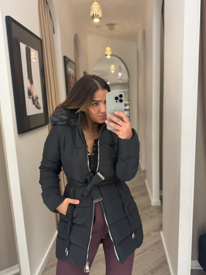 CASACO ACOLCHOADO PRETO COM CINTO PONTO CHIC