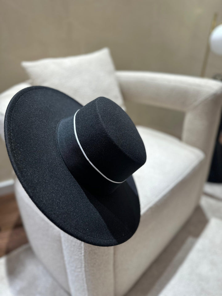 CHAPÉU PRETO COM FITA DE GORGORÃO SILVINA CAMPOS