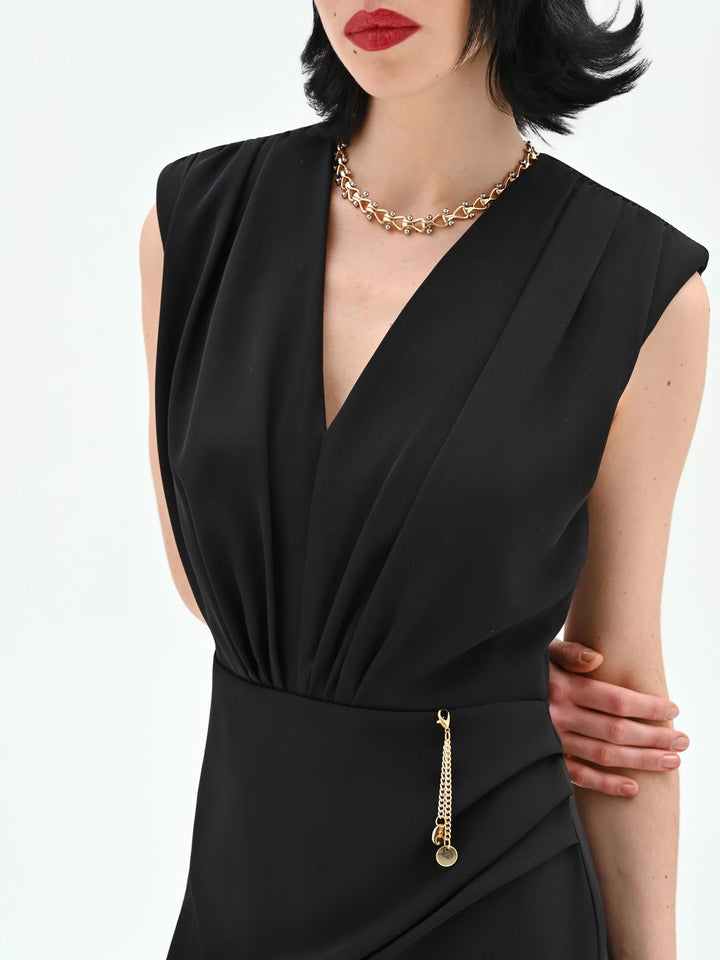 VESTIDO PRETO COM DECOTE PROFUNDO E DETALHE DOURADO RINASCIMENTO