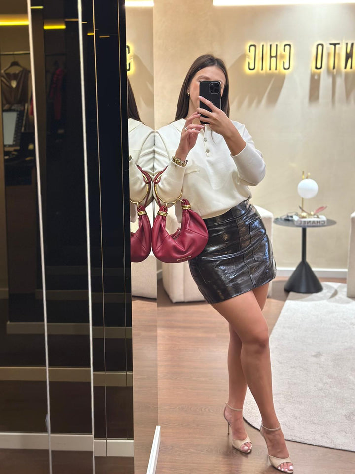 MALHA POLO BRANCO COM BOTÕES DECORATIVOS PONTO CHIC