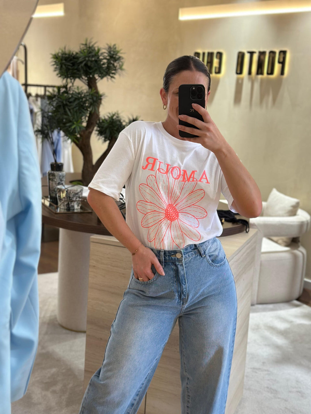T-SHIRT BRANCA COM ESTAMPADO AMOUR PONTO CHIC
